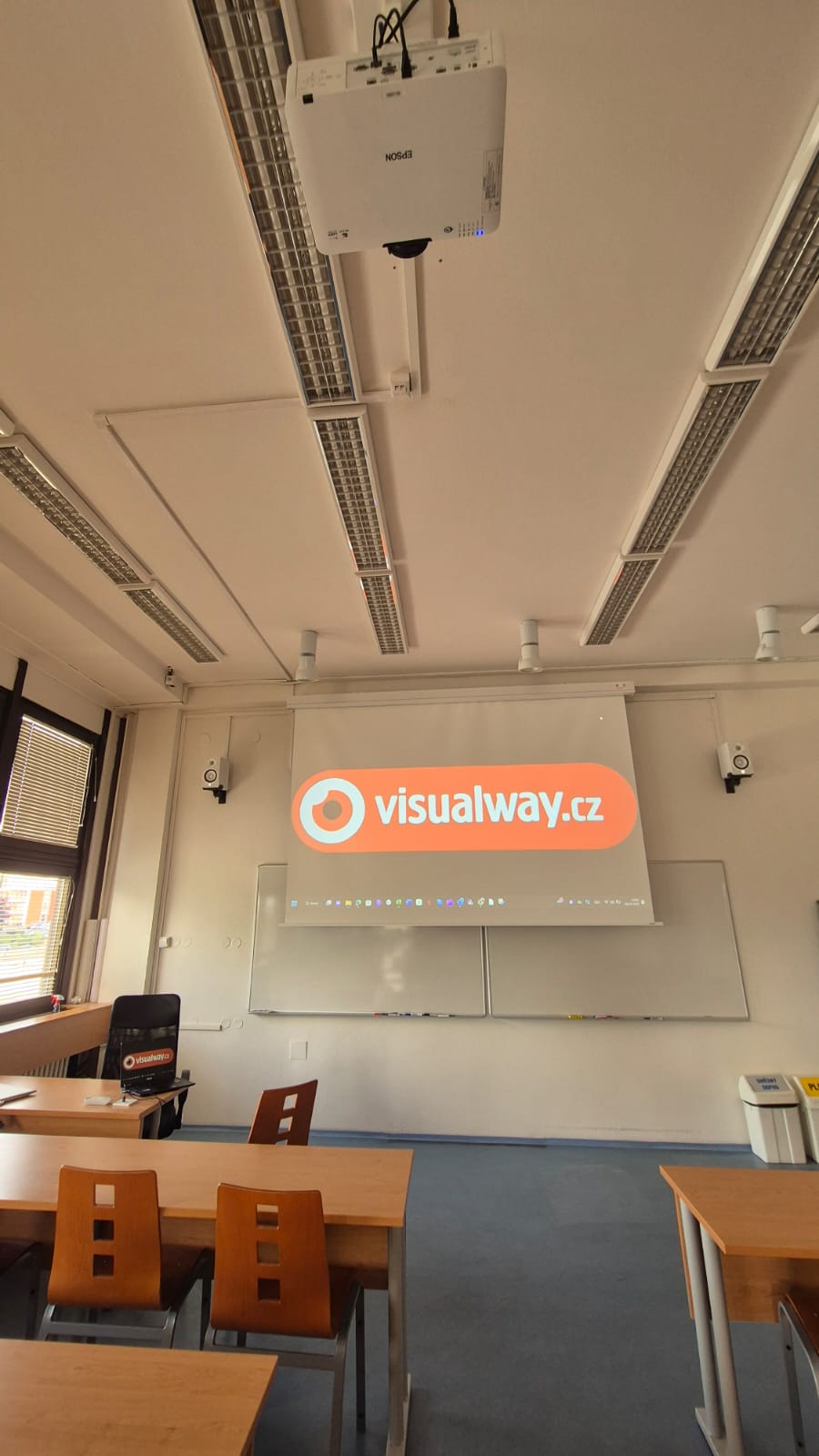 Projektor s plátnem v učebně